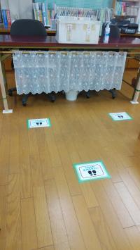 学習後、採点します。適度に距離を保てるようにしています。<br />
2ヶ所あります。