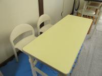 小さいお子様用の机と椅子をご用意しております