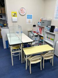 落ち着いた雰囲気の専用席で、お子さま、保護者さまとゆっくりお話しをいたします。