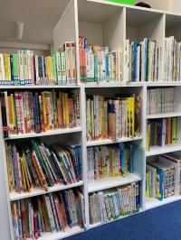 たくさんの絵本が教室で待っています。読み聞かせにご利用いただけます。