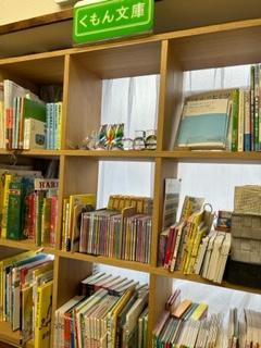 幼児用の本棚前は小さい子が本を自分で選んで夢中になって読める空間です<br />
