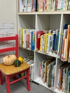 小学生用本棚、赤い椅子は隠れ家のような人気の読書スペースです