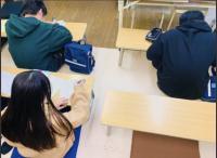 学習風景です。小学生や中学生も頑張っています！