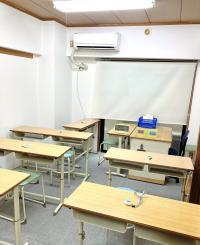 英語学習専用のお部屋です。それぞれ机に一つづつ、ストップウォッチが備わっています