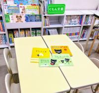 幼児用の低い机やいすを使用し、Baby Kumonタイムを一緒に楽しみましょう！