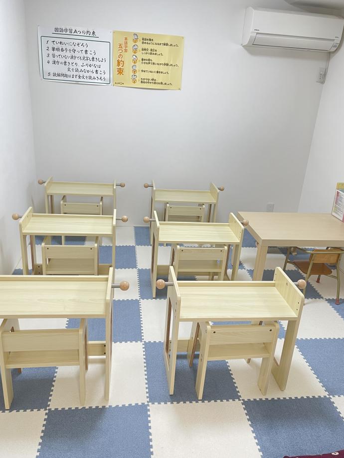 幼児指導室、1対１の対面指導席、半自立席と自立席となります。