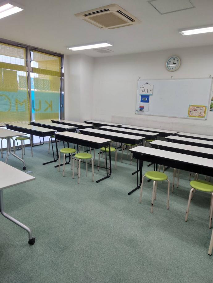 小学生～高校生までの席です。<br />
学習机には間隔をあけて２名ずつ座ります。
