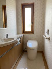 広いトイレは自動で便器の蓋が開閉、自動洗浄です。<br />
手洗いもタッチレス水栓です。