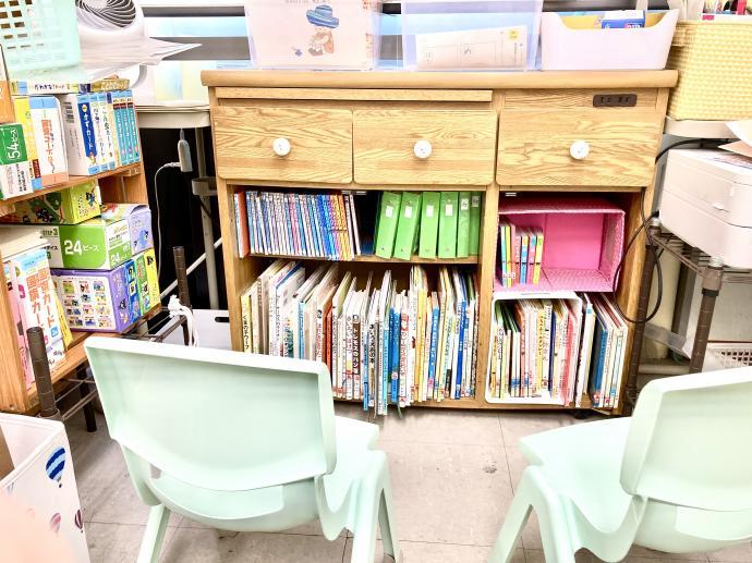 幼児〜小3レベルの本を揃えた待合室です。小さいお子さまはここでお迎えを待ちます。
