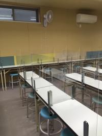 教室内観です。すべての席に飛沫防止パネルを設置しています。