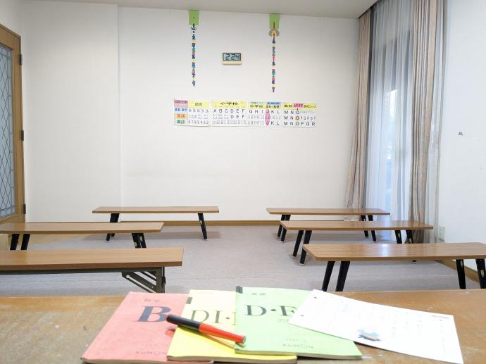 教室の内観です。お子様の学習状況が分かるように机を配置しています。