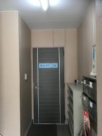 ベビーカーを置けます。雨の日も濡れずに教室にお入り頂けます。