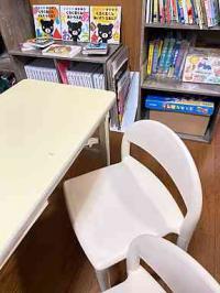 小さな机・背もたれ付きの椅子を用意しています。