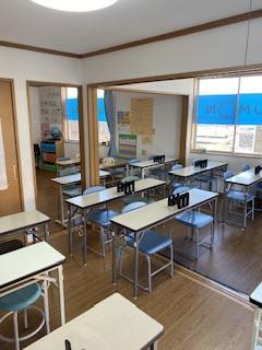 広々とした明るい教室です。生徒は集中して学習しています。