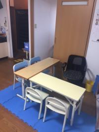 低い机と椅子でお母様とご一緒に参加していただけます