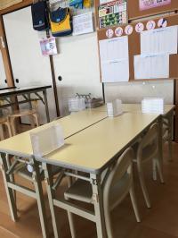 小さなお子さんも専用のイスと机で対面学習しています。<br />
