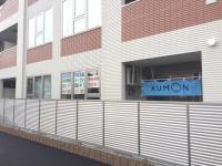 くもんの看板を目印にお越しください。