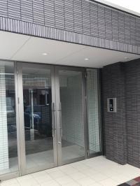 「１０３」を押して入って来てください。