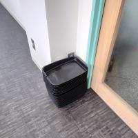 入り口で靴を脱いで、専用のかごに入れて席まで持っていきます。