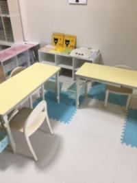 幼児さんの体の大きさに合わせた座りやすい椅子と机をご用意しております。