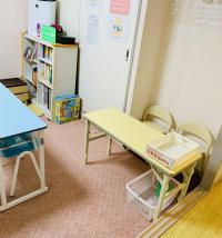 幼児部屋は、専任スタッフが学習を見守っています。