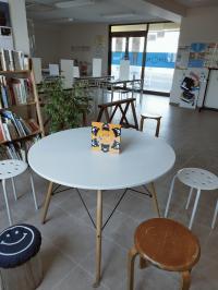 通常教室の待合場所にてBKタイムをします。図書や知育玩具も充実しています。