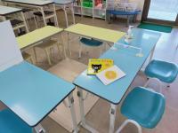 学習テーブルでジョイントマットを囲んで行うこともあります。