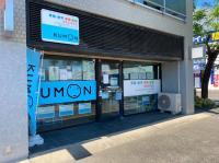 コアビル1階。送迎時にお使いいただける共同駐車場があります。（短時間に限ります）