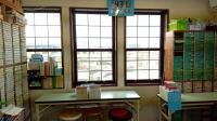 大きな窓の明るい雰囲気の教室です。