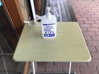 アルコール消毒・検温後入室していただけます。