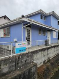 外観です。手前の白い扉が入り口です。<br />
駐車場は手前窓側にあります。