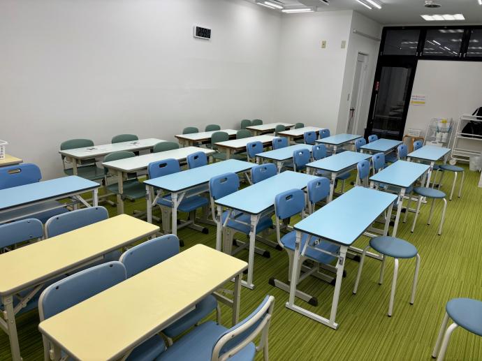 新しい座席も増え、幼児さんから高校生までお子さまに合った机や椅子で学習できます。
