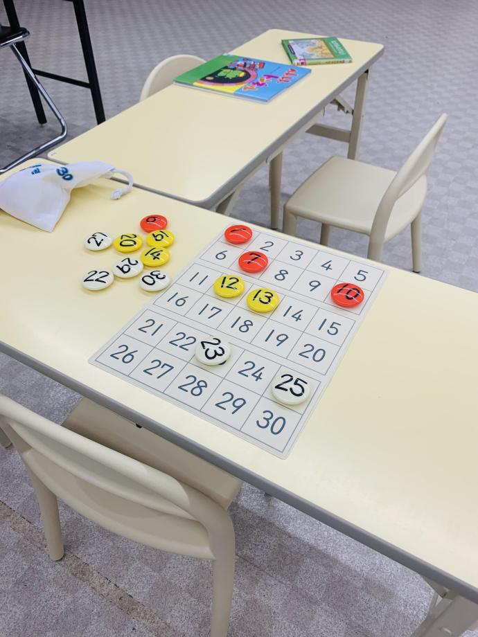 幼児さん専用の机と椅子。<br />
対面指導で文字や数字を楽しく学習していきます♪