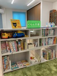 明治教室ではくもん文庫を通して、本が身近になる環境作りを心がけています。