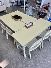 小さなお子さまでも座っていただけるお席をご用意しています。