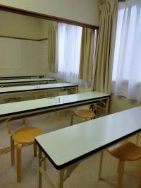 飛沫防止パネルを設置しています。<br />
座席数を減らしています。