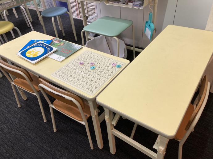 幼児専用席です。低い机と背もたれのある椅子で学習します。