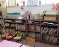 教室１階には、図書コーナーを用意しています。