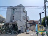 等々力通り沿い、等々力上野毛駅から近く、玉川小前のお花屋さんの奥です。<br />
<br />
