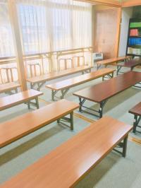 当教室は座りの机とイス席を使用します。学習にのぞむ姿勢が身につきます☆