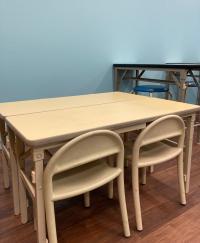 小さなお子さまは対面で楽しく学習します。足が床につくお椅子なので安心です。