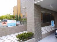 看板を目印にお越しください。入口にベビーカーも置いていただけます。