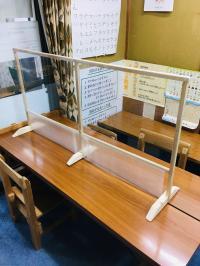 感染防止対策としてパーテーションを設置しています。