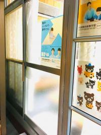 建物裏に回っていただくとこちらの入口があります。靴を脱いでお入りください。