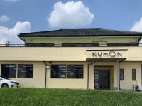 教室手前には広い駐車場も完備。お車での送迎も安心、とても環境の良い教室です。