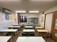 教室の風景。机の高さは４種類ありますので、一般教室に進んだ後もご安心ください。