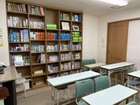 一般教室で使用するくもん文庫や教具類も充実しています。