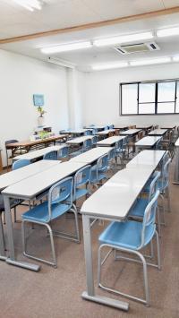 広くて明るい教室です。今は2人掛け机を1人で使用。