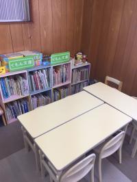 幼児さん専用の机と椅子があり、安全面にも配慮しています。