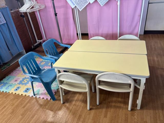 幼児専用の高さの低い机もあります。<br />
安心して学習できます。